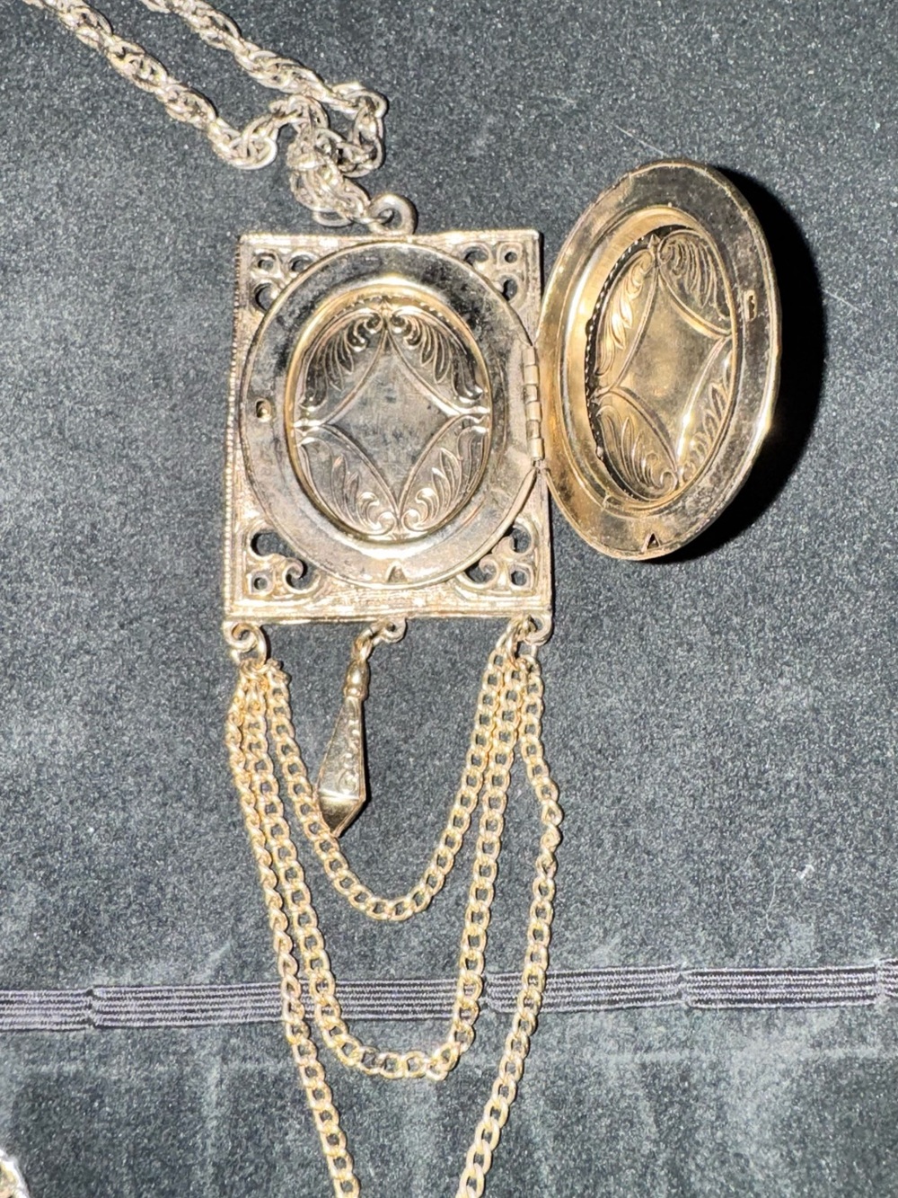 Vintage Gold-Tone Rectangle Locket Pendant Chain Necklace - Picture 4 of 9